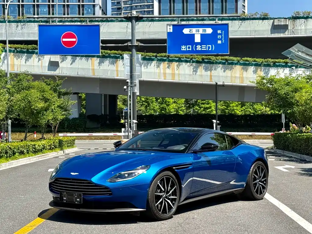 Aston Martin DB11 2024 — фото 3
