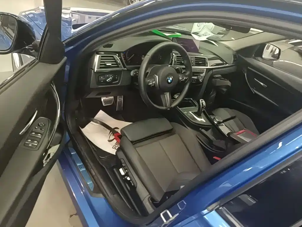BMW 3 Series 2018 — фото 16