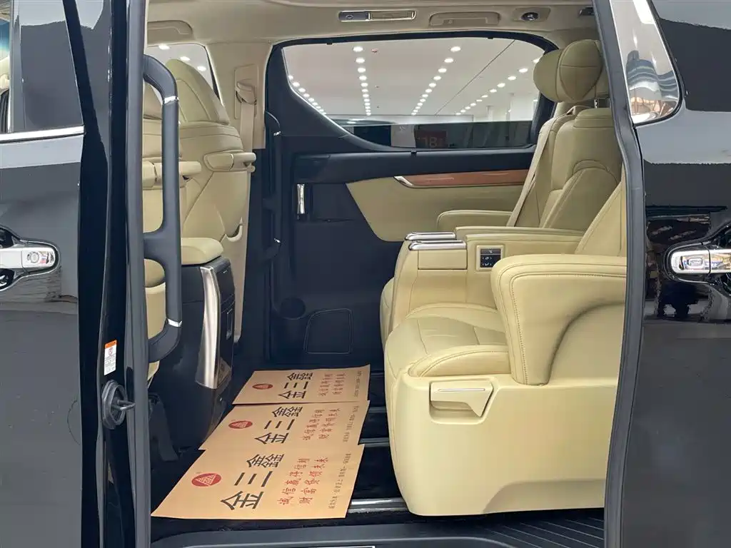 Toyota Alphard 2020 — фото 17