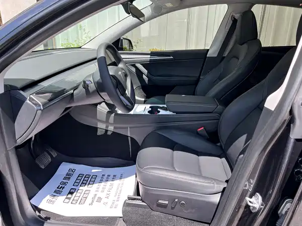 Tesla Model Y 2025