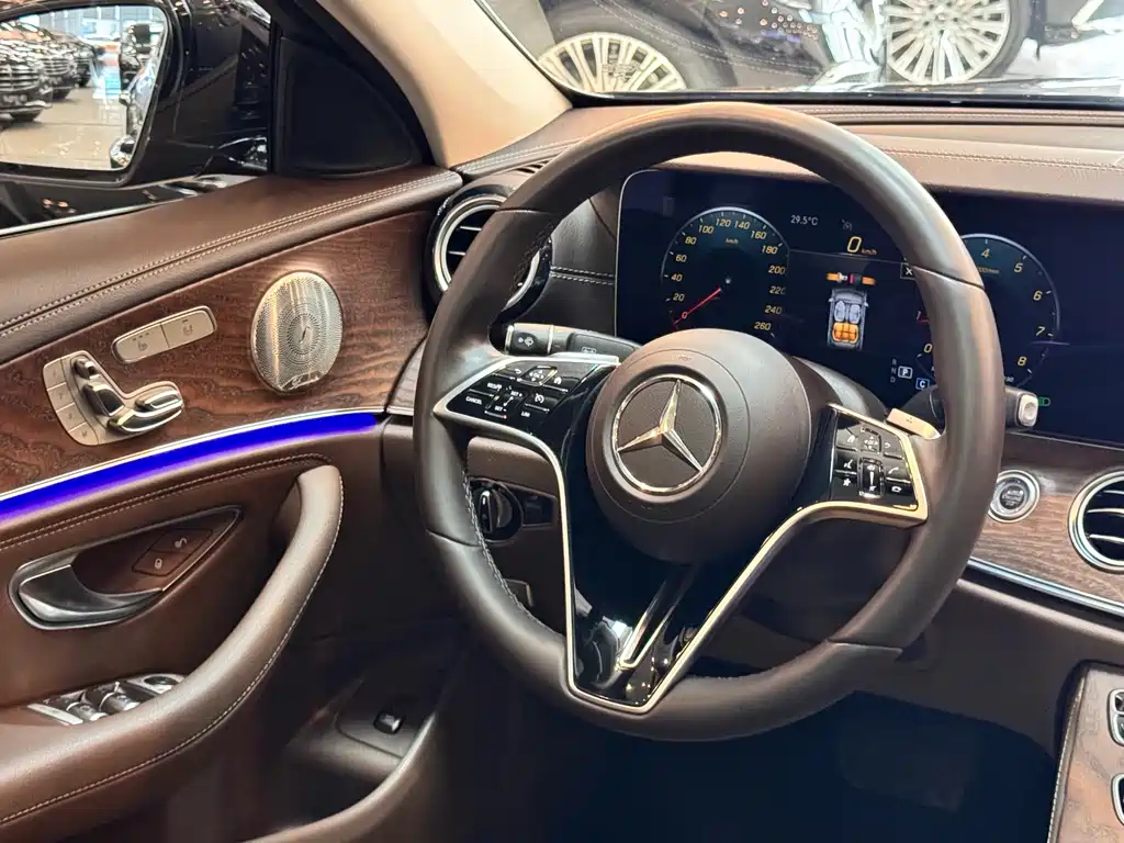 Mercedes-Benz E-Class 2023 — фото 9