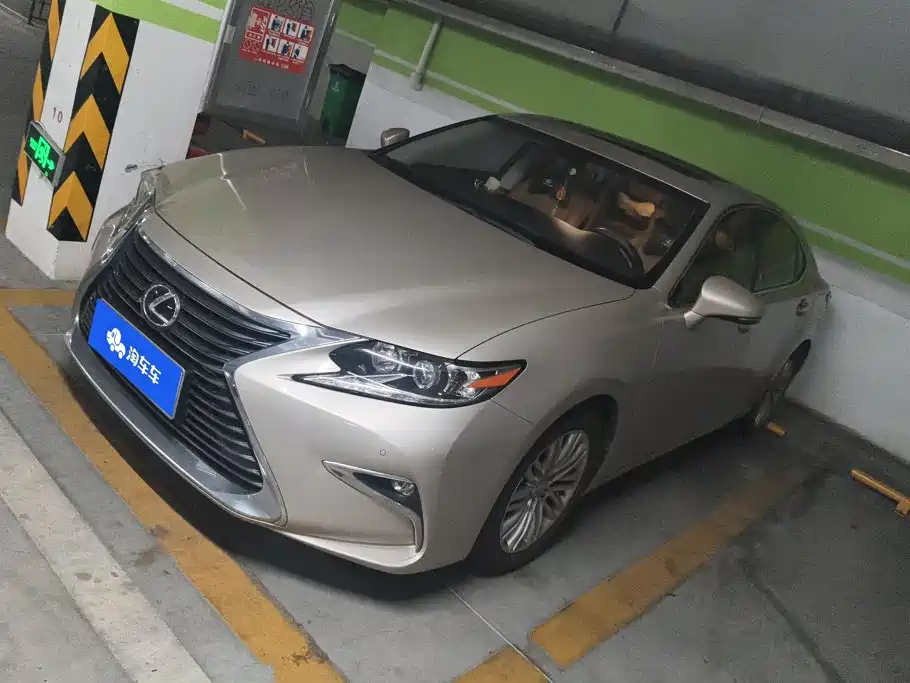 Lexus ES 2018 — фото 1
