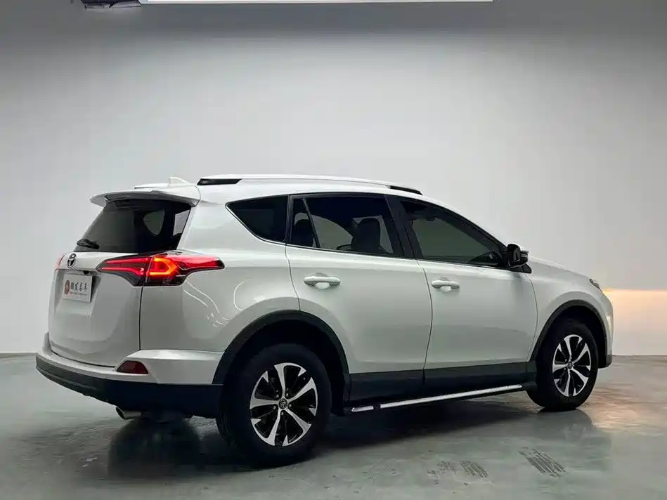 Toyota RAV4 2018 — фото 15