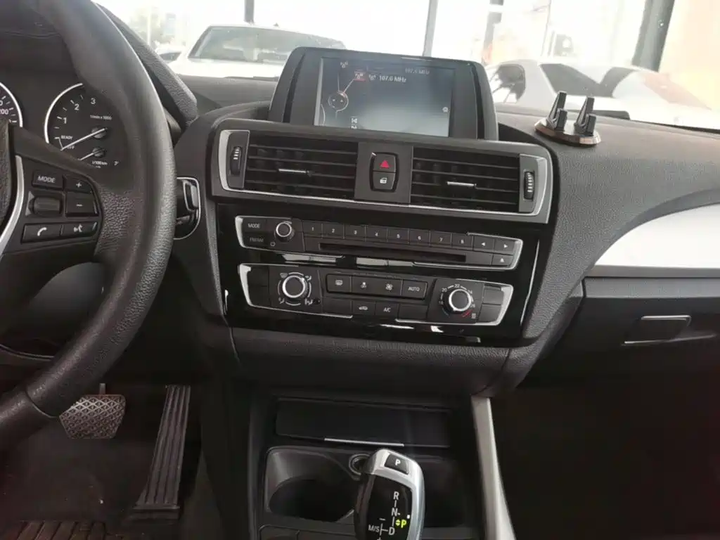 BMW 1 Series 2017 — фото 13
