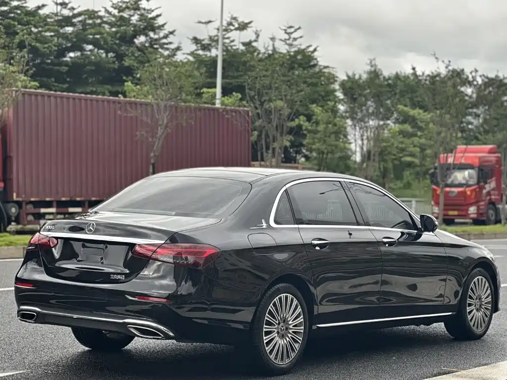 Mercedes-Benz E-Class 2023 — фото 16