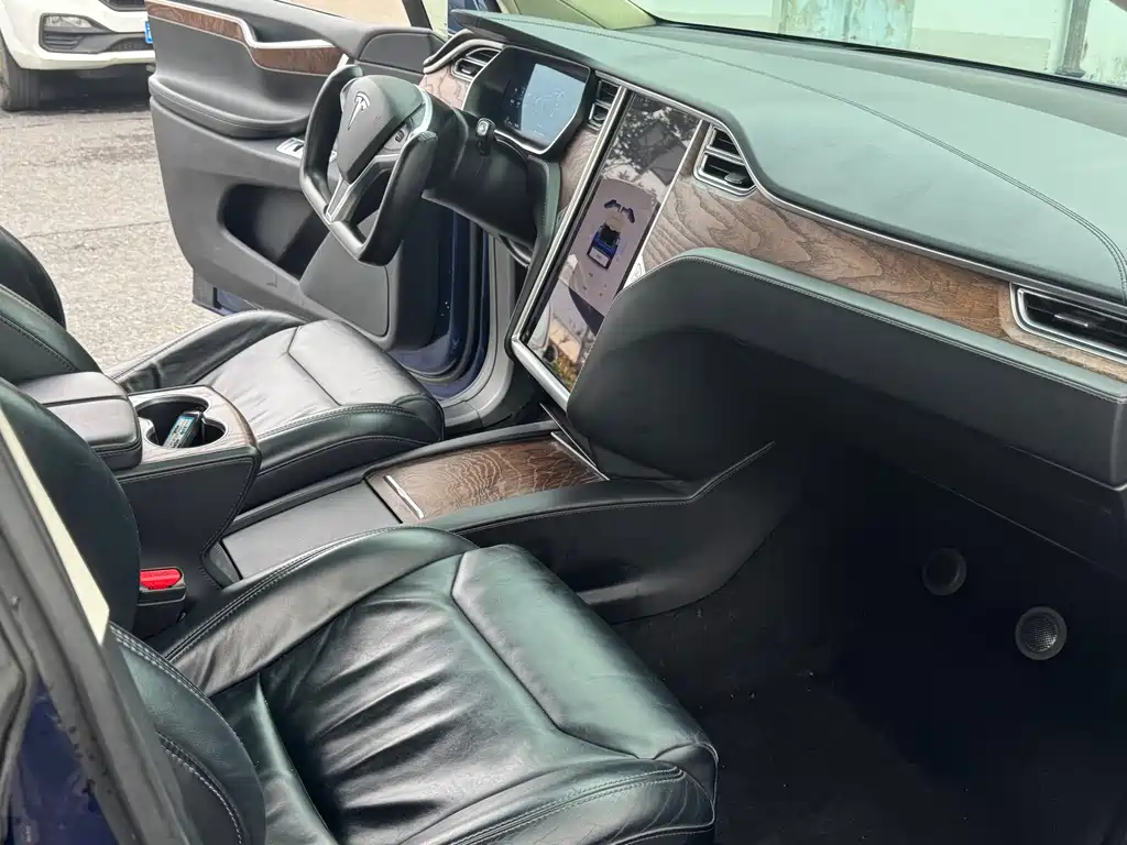 Tesla Model X 2017 — фото 11