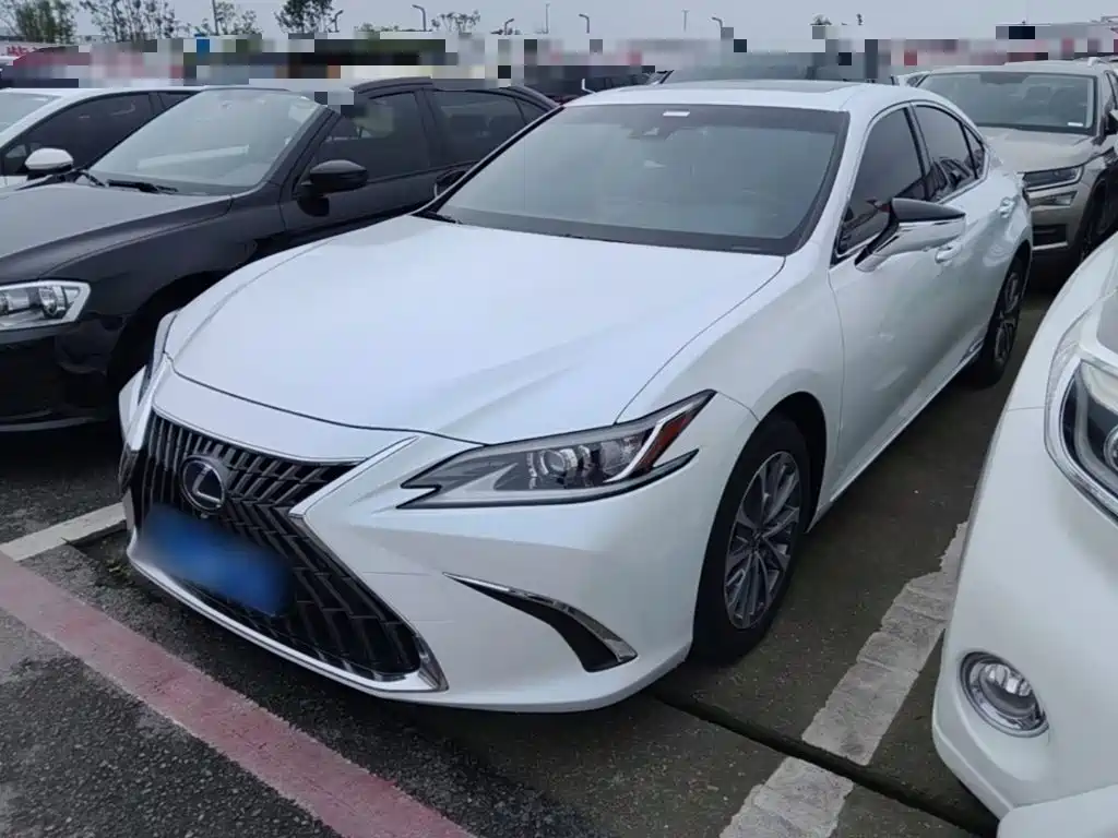 Lexus ES 2022 — фото 1