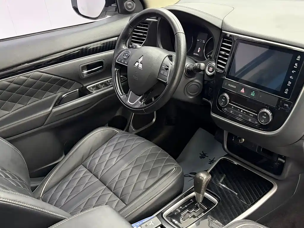 Mitsubishi Outlander 2021 — фото 18