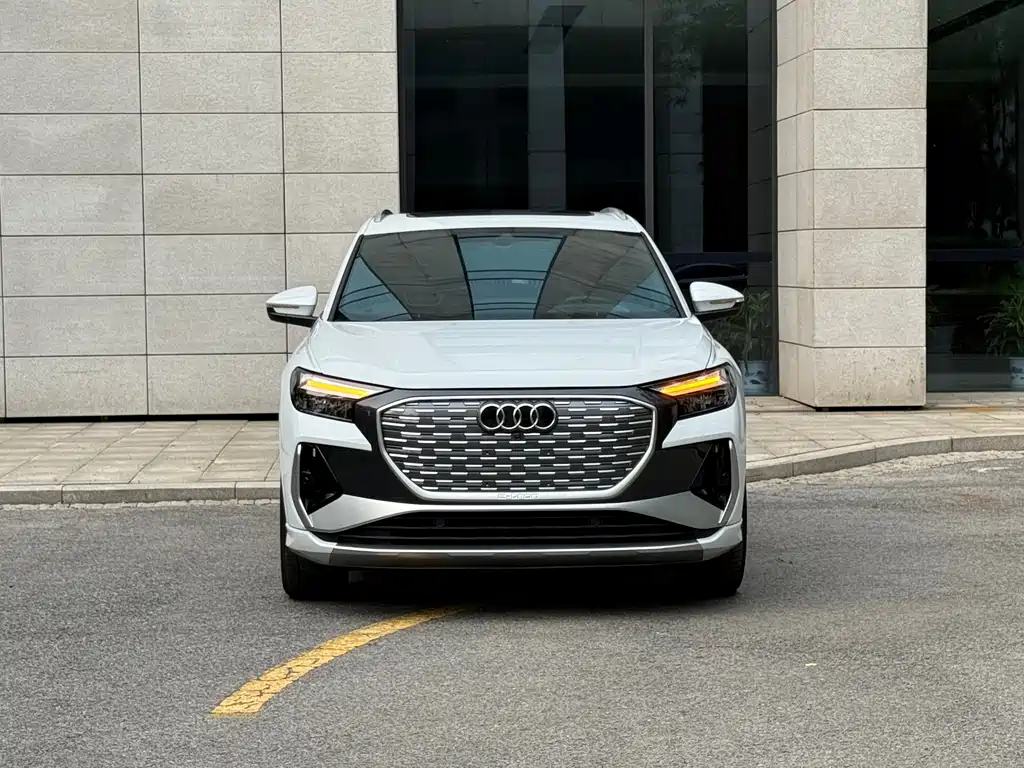 Audi Q4 e-tron 2023 — фото 2
