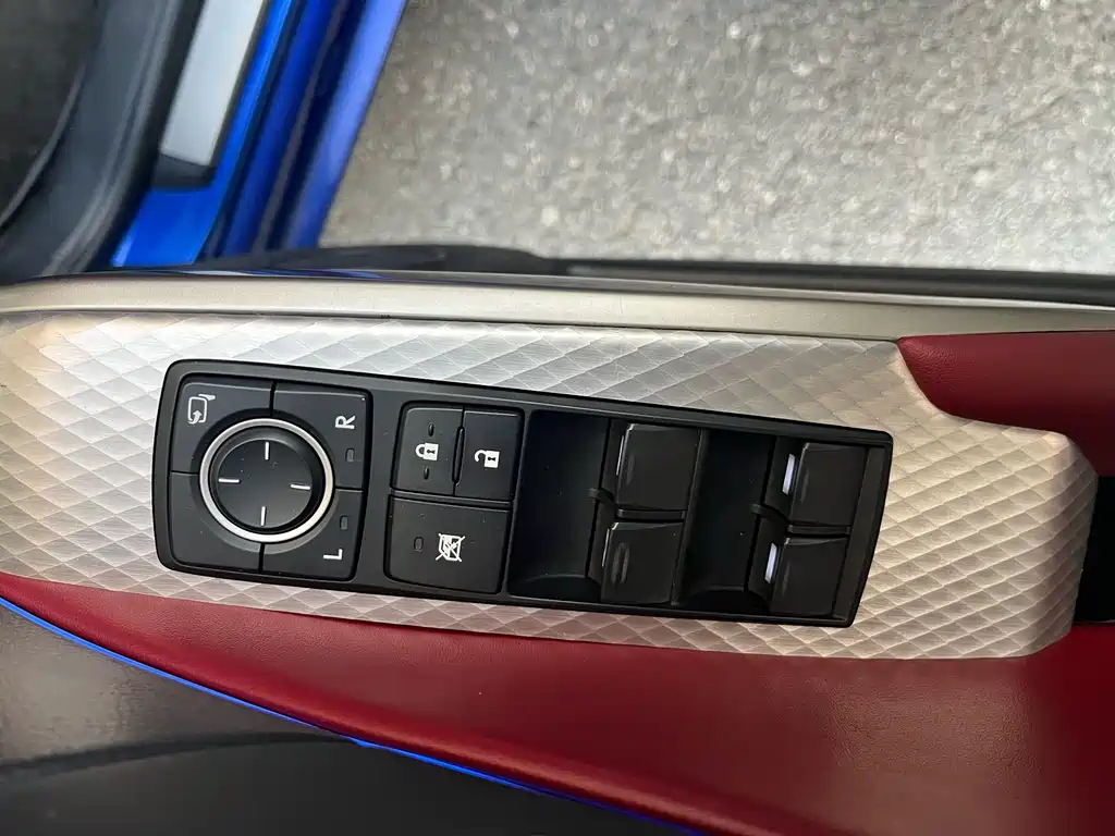 Lexus IS 2018 — фото 16