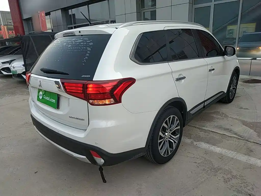 Mitsubishi Outlander 2017 — фото 7