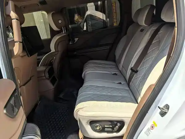 Yangwang U8 2024
