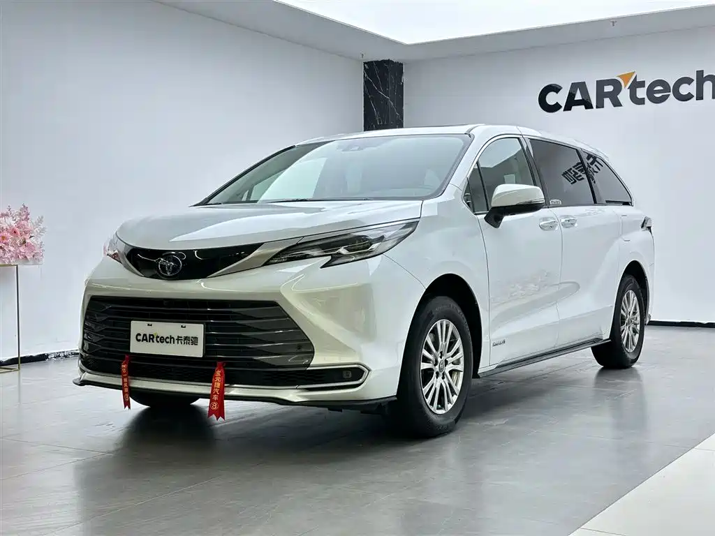 Toyota Sienna 2023 — фото 1