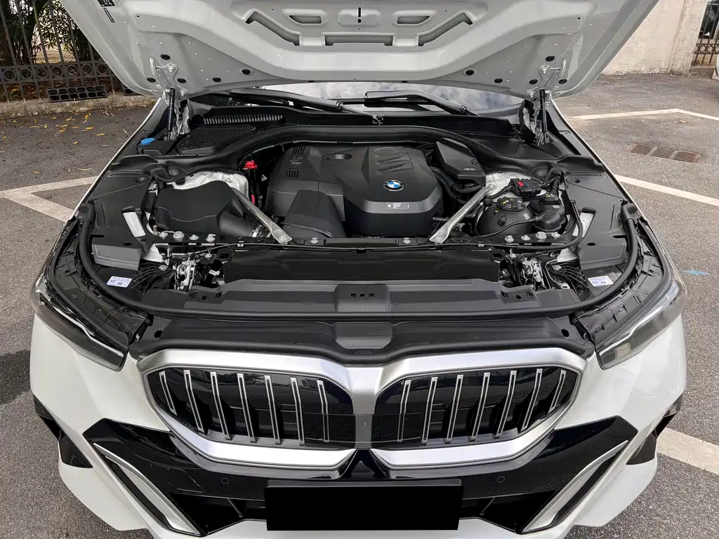 BMW 5 Series 2025 — фото 15