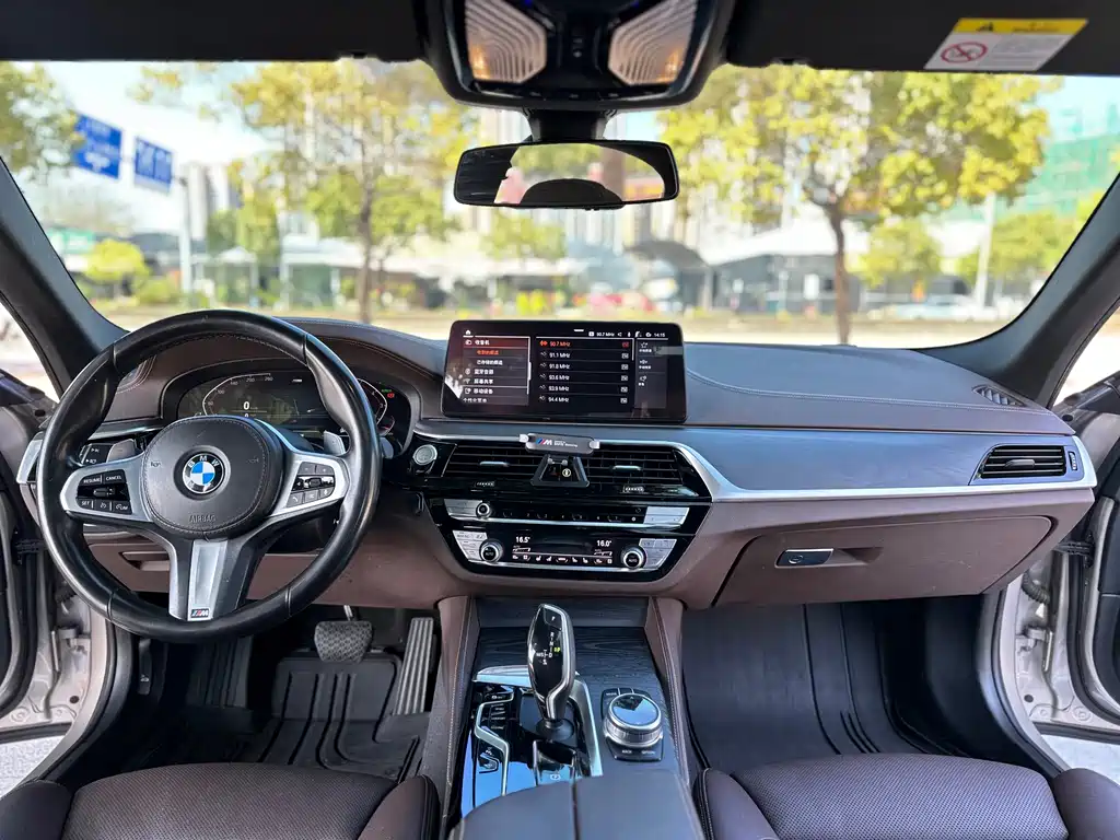 BMW 5 Series 2021 — фото 12