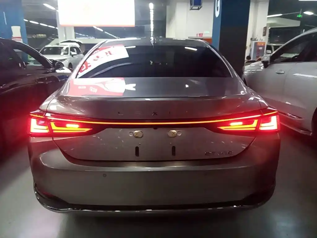 Lexus ES 2025