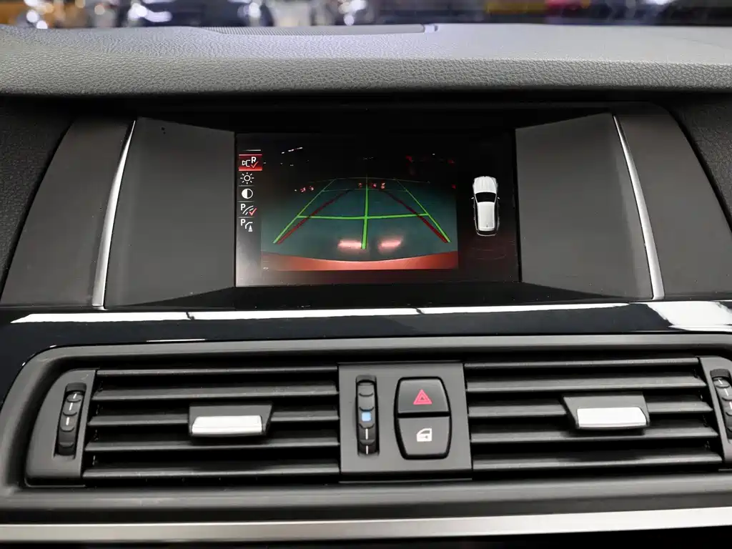 BMW 5 Series 2017 — фото 14