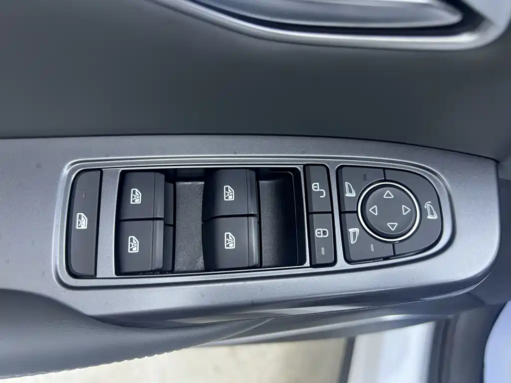 BYD L DM-i 2025 — фото 23