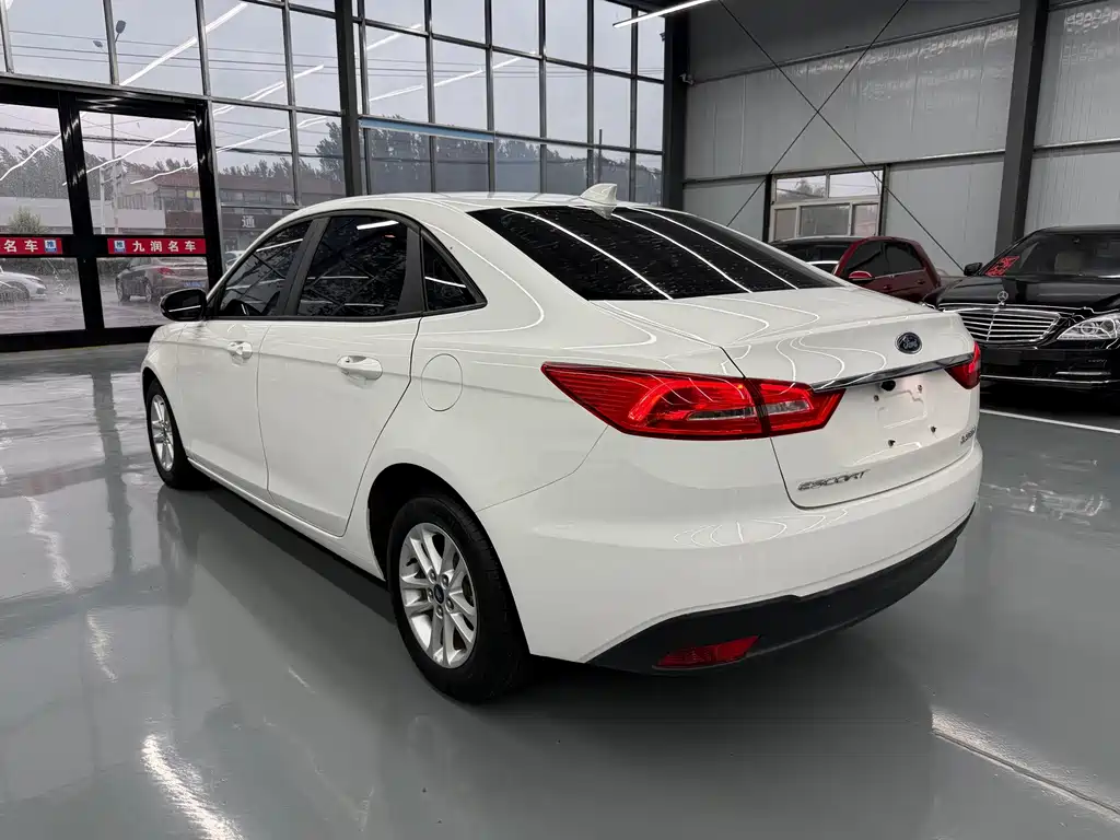 Ford Escort 2019 — фото 11