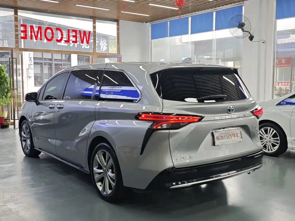 Toyota Sienna 2023 — фото 17