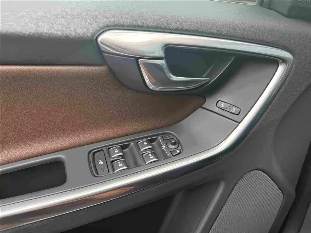 Volvo XC60 2016 — фото 32