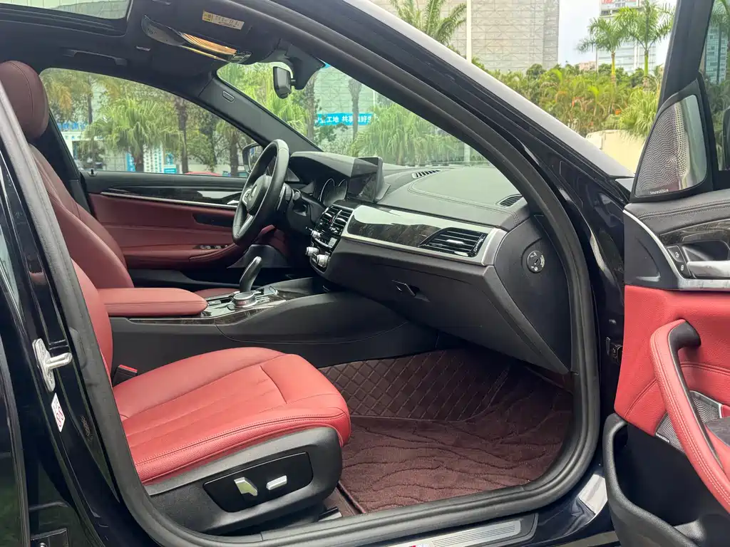BMW 5 Series 2018 — фото 10