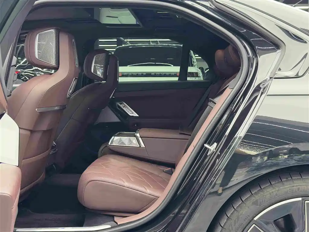 BMW i7 2023 — фото 9