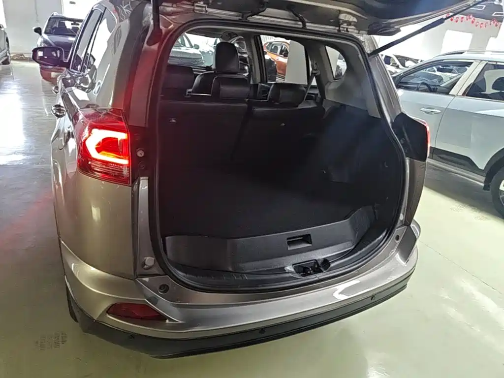 Toyota RAV4 2019 — фото 19