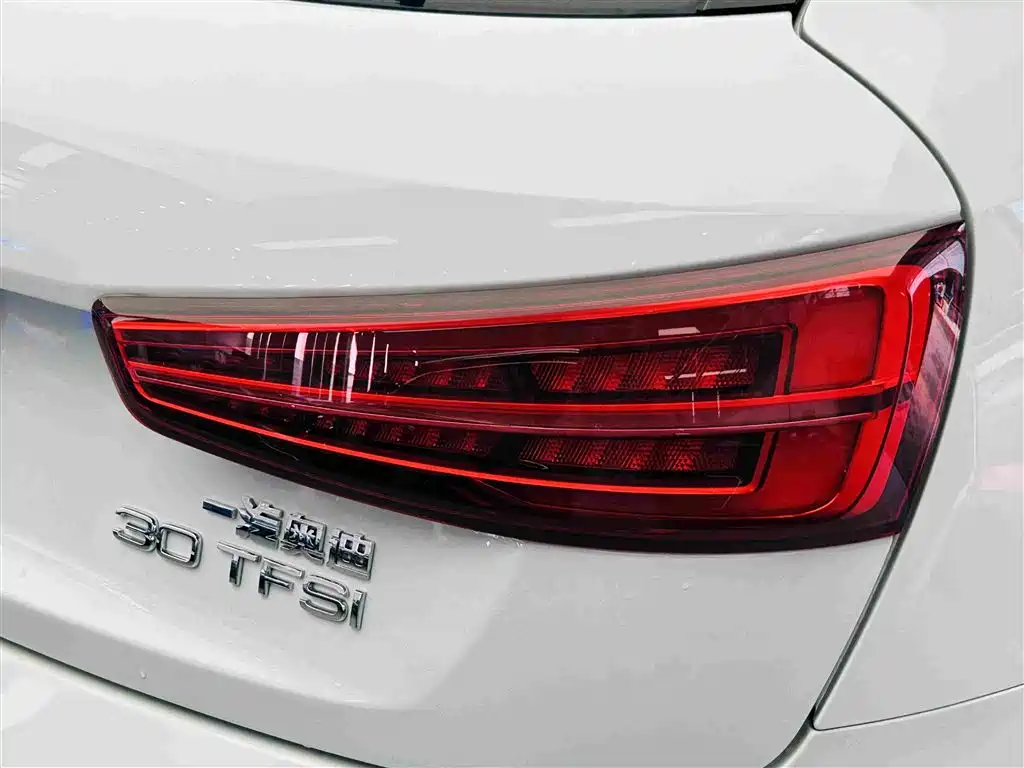 Audi Q3 2018 — фото 12