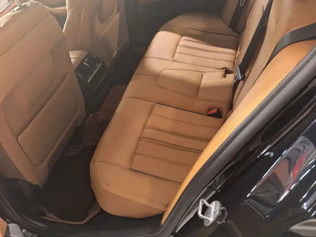 BMW 5 Series 2018 — фото 11