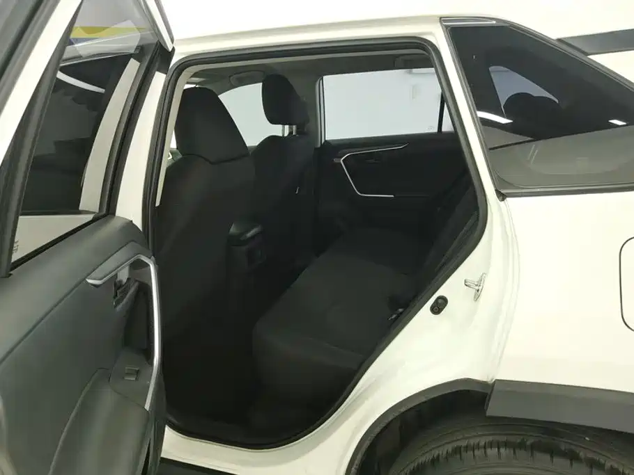 Toyota RAV4 2020 — фото 11