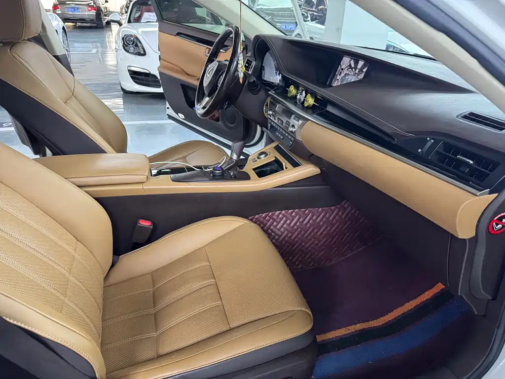 Lexus ES 2018 — фото 17