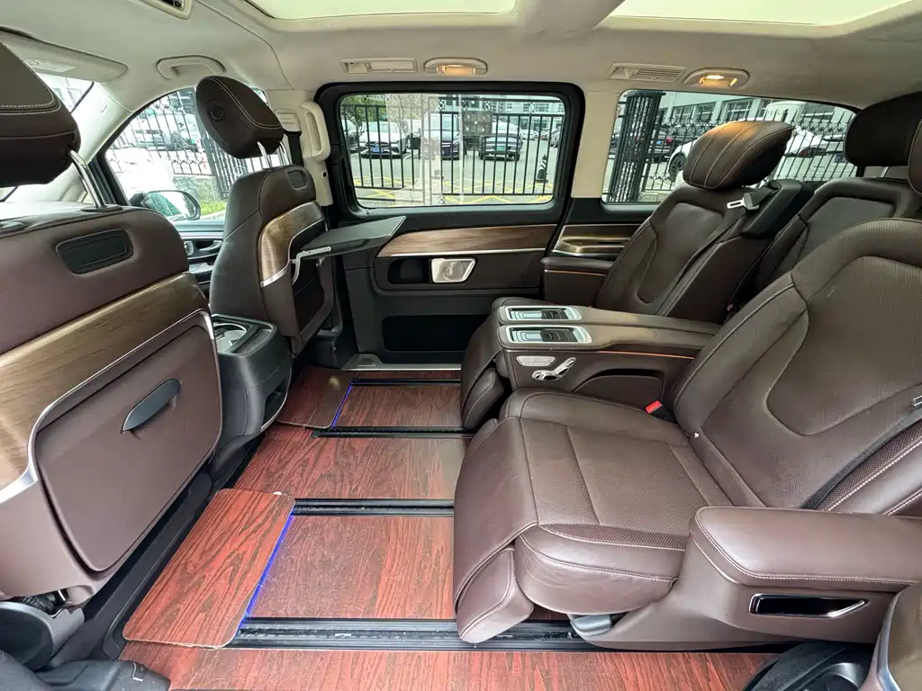 Mercedes-Benz V-Class 2023 — фото 13