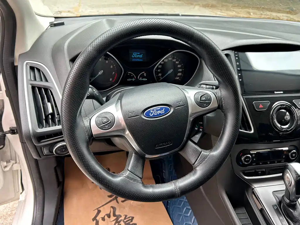 Ford Focus 2013 — фото 12