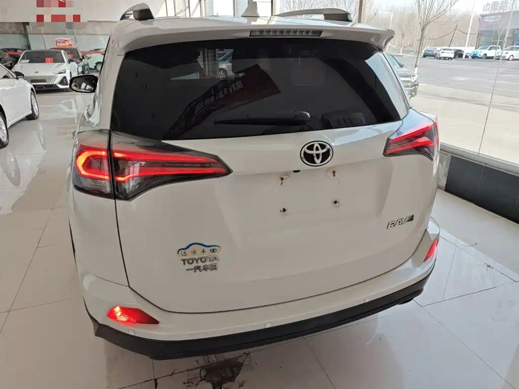 Toyota RAV4 2018 — фото 6