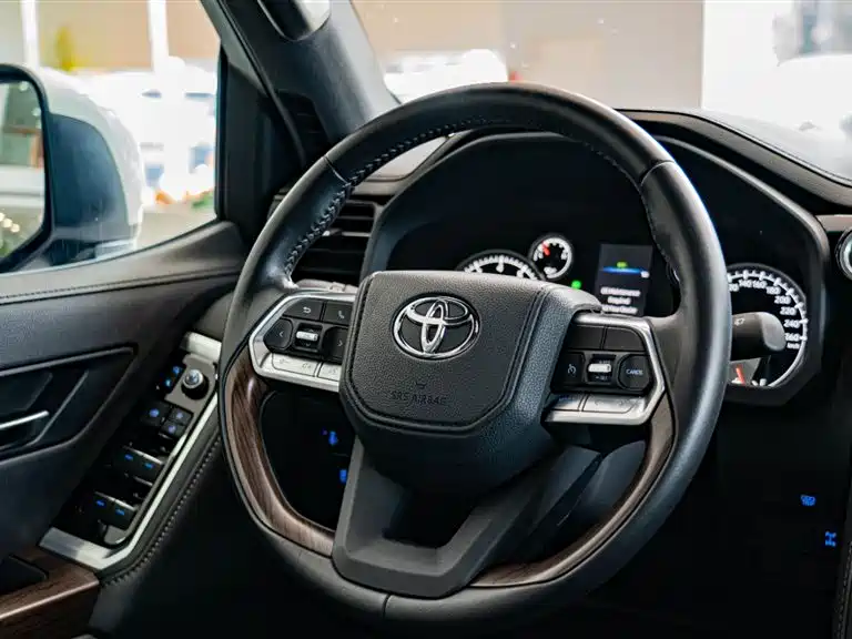 Toyota Land Cruiser 2024 — фото 7