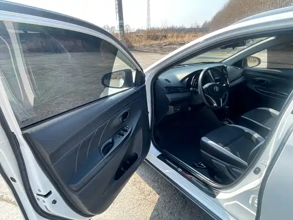 Toyota Yaris L 2022