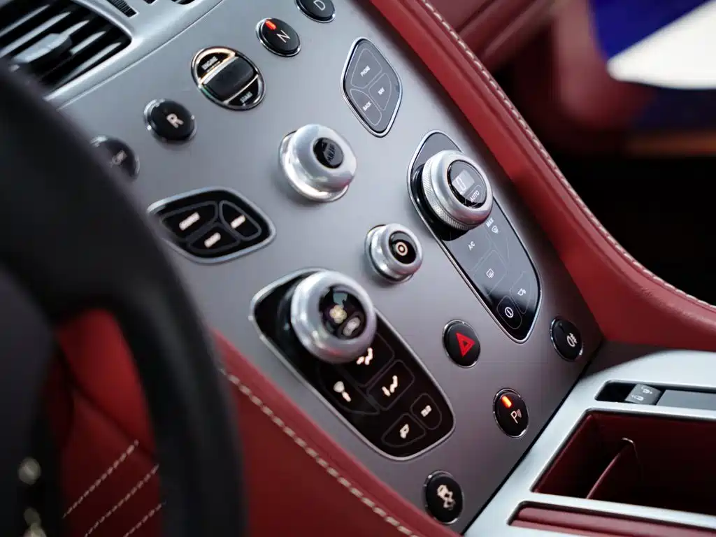 Aston Martin V8 Vantage 2017 — фото 28