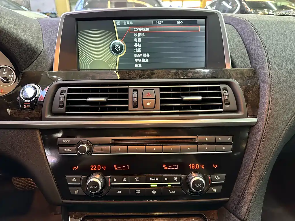 BMW 6 Series 2015 — фото 14