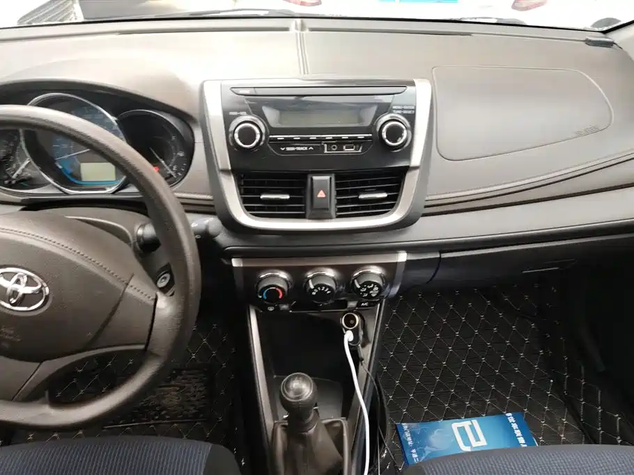 Toyota Yaris L 2015 — фото 13