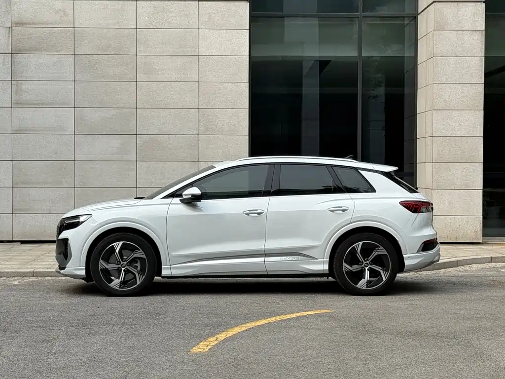Audi Q4 e-tron 2023 — фото 4