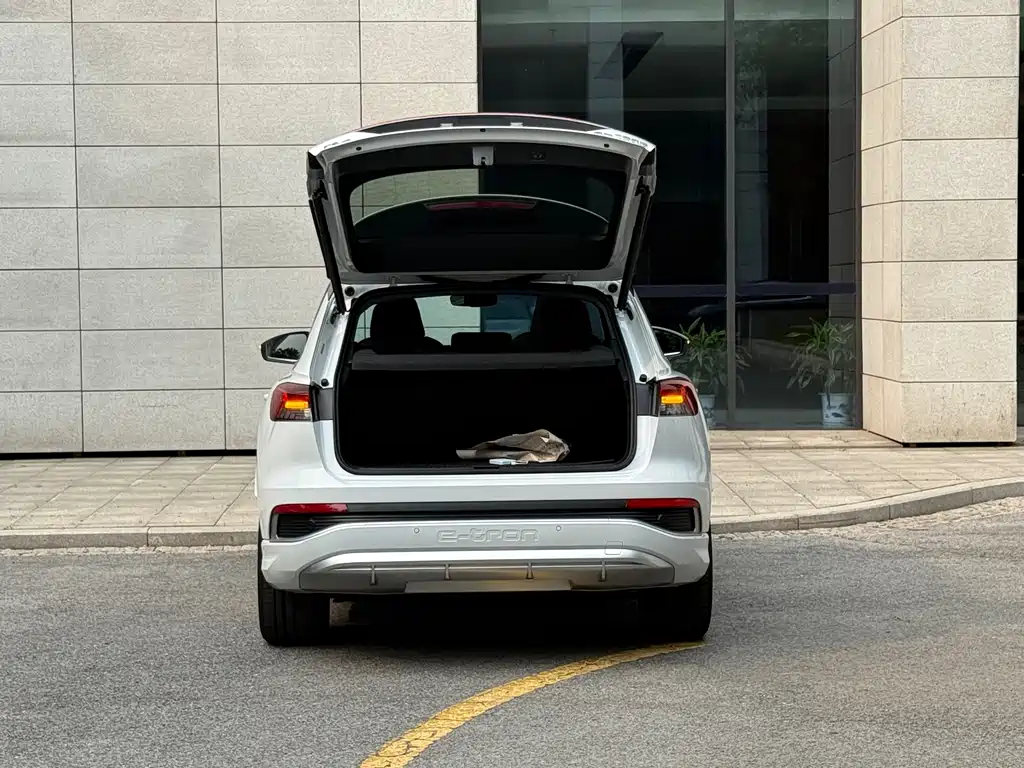 Audi Q4 e-tron 2023 — фото 17