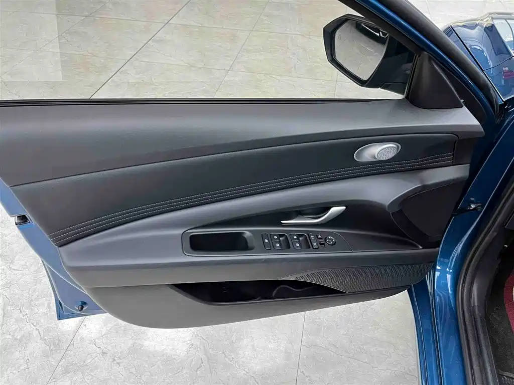 Hyundai Elantra 2023 — фото 10