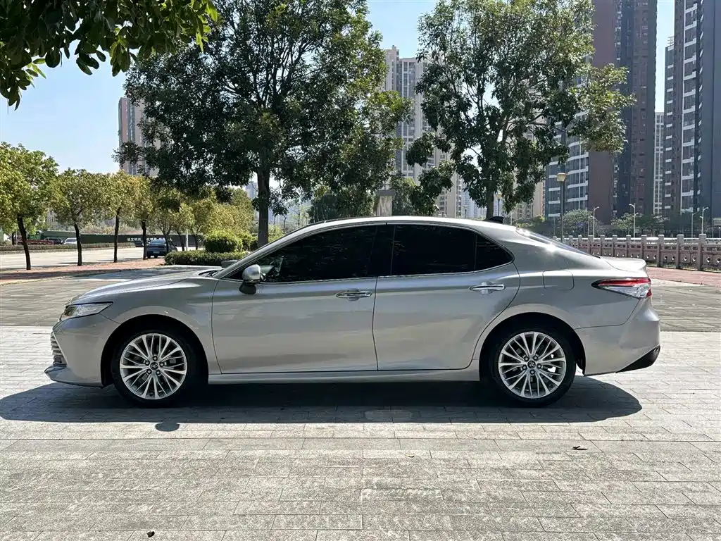 Toyota Camry 2019 — фото 16