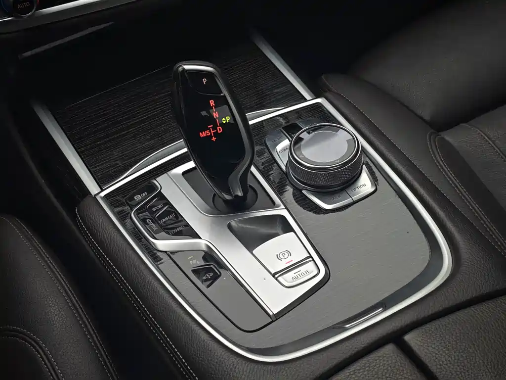 BMW 7 Series 2017 — фото 13