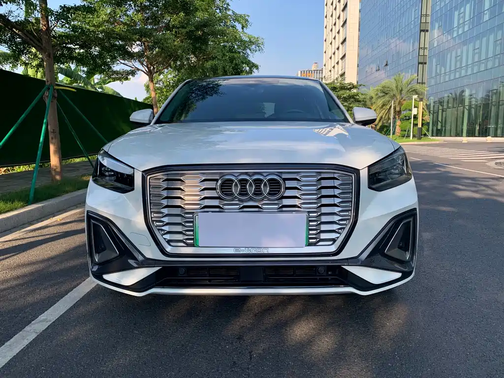 Audi Q2L e-tron 2022 — фото 2