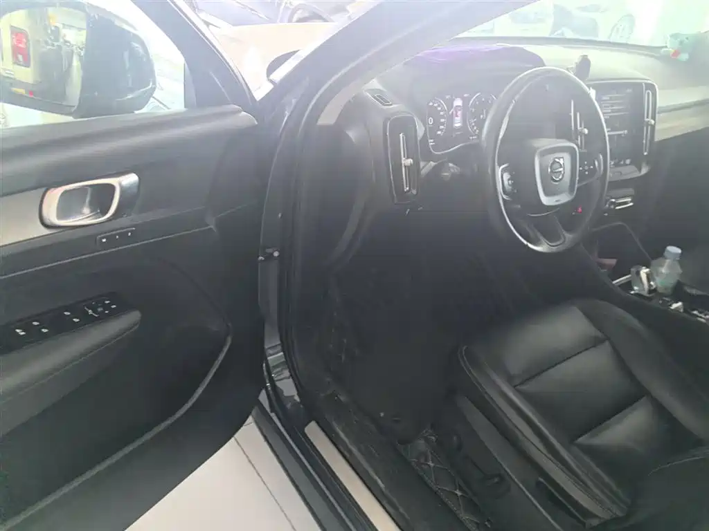 Volvo XC40 2019 — фото 16