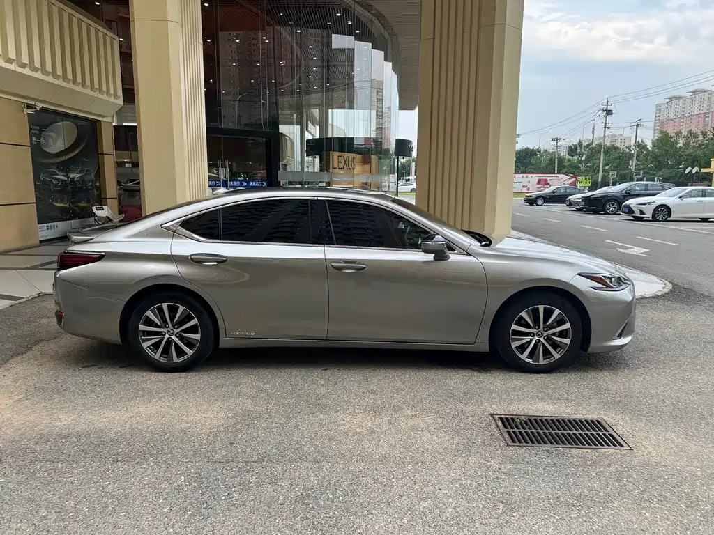 Lexus ES 2020