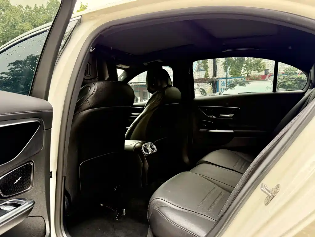 Mercedes-Benz C-Class 2025 — фото 11