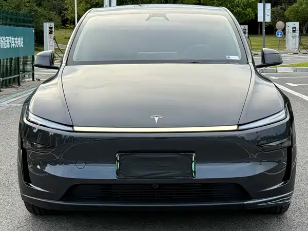 Tesla Model Y 2025